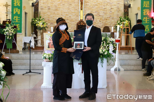 ▲▼文化部長李永得親赴查馬克.法拉屋樂先生追思儀式致意,追頒三等文化獎章。(圖/文化部) ▲▼文化部長李永得親赴查馬克.法拉屋樂先生追思儀式致意,追頒三等文化獎章。(圖/文化部)