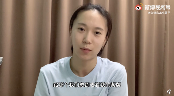 ▲朱雪瑩拍影片回應網友熱烈討論「金牌掉漆」事件。（圖／翻攝朱雪瑩微博）