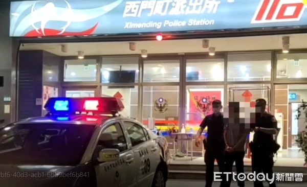 ▲▼林姓男子涉嫌偷拍2名女高中生裙底風光,黃姓路人逮人報警。(圖/記者邱中岳翻攝) ▲▼林姓男子涉嫌偷拍2名女高中生裙底風光,黃姓路人逮人報警。(圖/記者邱中岳翻攝)