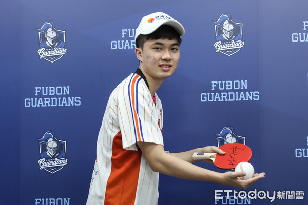 ▲林昀儒擔任富邦悍將開球嘉賓,接受台灣大哥大贊助。(圖/記者林敬旻攝) ▲林昀儒擔任富邦悍將開球嘉賓,接受台灣大哥大贊助。(圖/記者林敬旻攝)