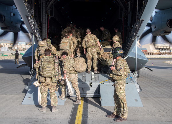 ▲▼最後一批英國士兵搭機撤離阿富汗。（圖／路透）