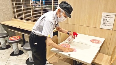 93歲爺「無壓力輪三班」！全日本麥當勞最老員工　店長讚：工作超高水準
