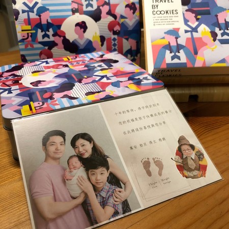 ▲▼黃暐瀚在臉書曬出彌月禮盒照及賀卡。(圖/翻攝自Facebook/黃暐瀚) ▲▼黃暐瀚在臉書曬出彌月禮盒照及賀卡。(圖/翻攝自Facebook/黃暐瀚)