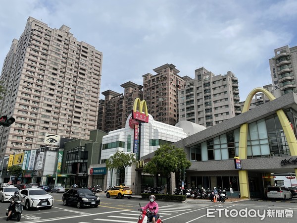 ▲▼河堤社區,屋齡,老屋,瘋搶,信義房屋,東森房屋,人文氣息,環境。(圖/記者陳建宇攝) ▲▼河堤社區,屋齡,老屋,瘋搶,信義房屋,東森房屋,人文氣息,環境。(圖/記者陳建宇攝)