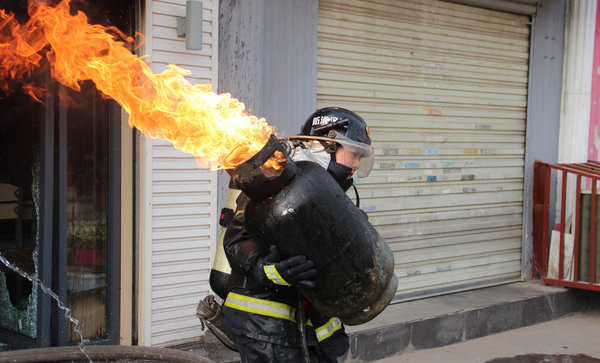 陝西一名英勇消防員在失火的餐廳中抱起正在燃燒的瓦斯桶狂奔出去，被民眾封為「抱火哥」。（圖／CFP）