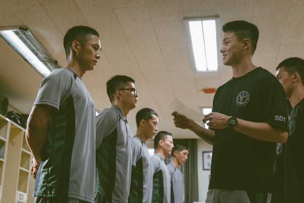 ▲▼《D.P：逃兵追緝令》霸凌是真的！20歲新兵「遭灌1.5公升水+學狗叫」4人圍毆打死他。（圖／Netflix提供）