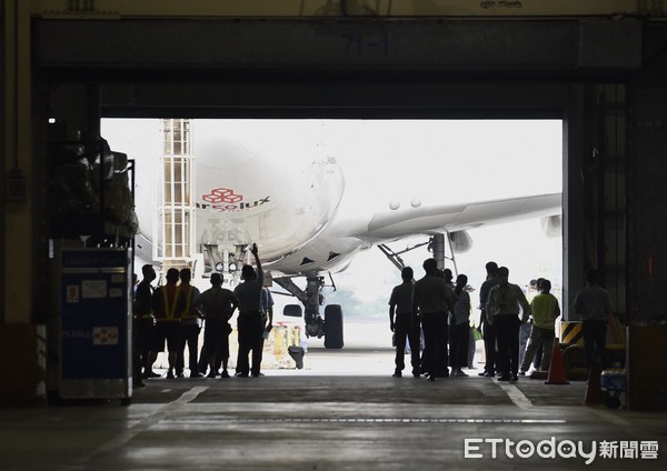 ▲▼我國首批BNT疫苗由盧森堡貨運航空CV7962載運於今日(2日)上午7時30分抵達桃園機場,疫情指揮中心指揮官陳時中、台積電慈善基金會董事長張淑芬與慈濟基金會一同前往接機 。(圖/記者李毓康攝) ▲▼我國首批BNT疫苗由盧森堡貨運航空CV7962載運於今日(2日)上午7時30分抵達桃園機場,疫情指揮中心指揮官陳時中、台積電慈善基金會董事長張淑芬與慈濟基金會一同前往接機 。(圖/記者李毓康攝)