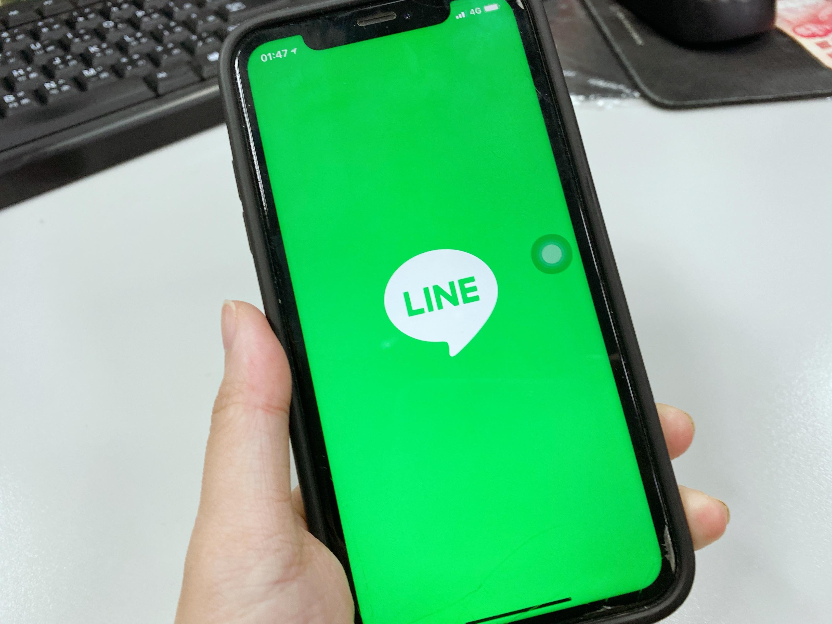 ▲▼LINE，滑手機，聊天，私訊。（圖／記者許力方攝）