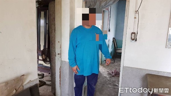 ▲台南市學甲分局持搜索票,緝獲專偷他人祖厝檜木、藝品等高級木材的竊嫌鄭姓男子到案。(圖/記者林悅翻攝,下同) ▲台南市學甲分局持搜索票,緝獲專偷他人祖厝檜木、藝品等高級木材的竊嫌鄭姓男子到案。(圖/記者林悅翻攝,下同)