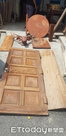 ▲台南市學甲分局持搜索票,緝獲專偷他人祖厝檜木、藝品等高級木材的竊嫌鄭姓男子到案。(圖/記者林悅翻攝,下同) ▲台南市學甲分局持搜索票,緝獲專偷他人祖厝檜木、藝品等高級木材的竊嫌鄭姓男子到案。(圖/記者林悅翻攝,下同)