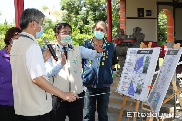 ▲台南市長黃偉哲到佳里區視察海埔排水治理工程，期盼提早發揮防洪成效，以降低營頂、佳里興社區積淹水風險。（圖／記者林悅翻攝，下同）