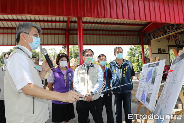 ▲台南市長黃偉哲到佳里區視察海埔排水治理工程，期盼提早發揮防洪成效，以降低營頂、佳里興社區積淹水風險。（圖／記者林悅翻攝，下同）