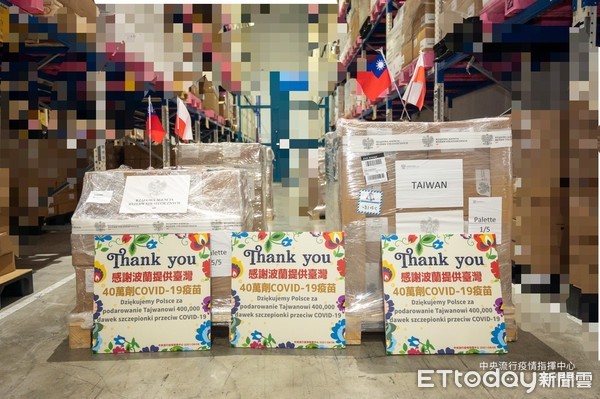 陳時中接機波蘭疫苗。(圖/疾管署提供) 陳時中接機波蘭疫苗。(圖/疾管署提供)