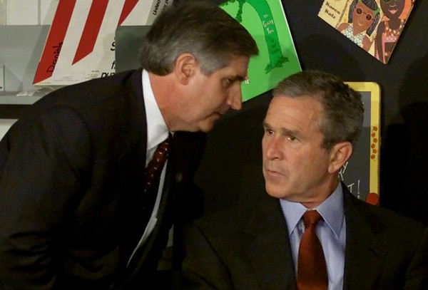 ▲▼911時任白宮幕僚長卡德(Andrew Card)告訴前總統小布希「美國正在遭受攻擊」。(圖/路透)