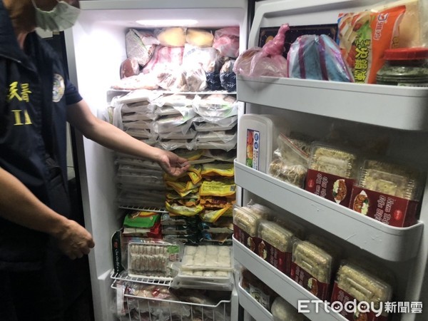 ▲▼移民署趁勝追擊搜索大盤商!查獲國內最大非洲豬瘟肉製品達3百多公斤。(圖/記者陳凱力翻攝) ▲▼移民署趁勝追擊搜索大盤商!查獲國內最大非洲豬瘟肉製品達3百多公斤。(圖/記者陳凱力翻攝)