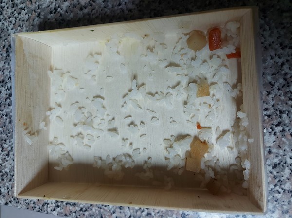 ▲▼木盒便當黏飯粒超難挖 內行人曝盒上機關 一秒刮乾淨。(圖/翻攝自爆廢公社公開版) ▲▼木盒便當黏飯粒超難挖 內行人曝盒上機關 一秒刮乾淨。(圖/翻攝自爆廢公社公開版)