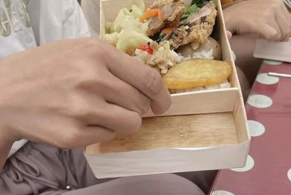 ▲▼木盒便當黏飯粒超難挖 內行人曝盒上機關 一秒刮乾淨。(圖/翻攝自爆廢公社公開版) ▲▼木盒便當黏飯粒超難挖 內行人曝盒上機關 一秒刮乾淨。(圖/翻攝自爆廢公社公開版)