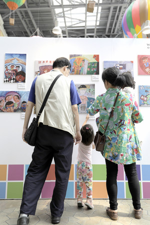 ▲▼田徑國手陳昭郡曾受展望會寄養家庭照顧,小時候常轉換環境而不諳,直到走進陳樓姍姍與陳善鳴的家,才感覺有真正的家。(圖/台灣世界展望會提供) ▲▼田徑國手陳昭郡曾受展望會寄養家庭照顧,小時候常轉換環境而不諳,直到走進陳樓姍姍與陳善鳴的家,才感覺有真正的家。(圖/台灣世界展望會提供)