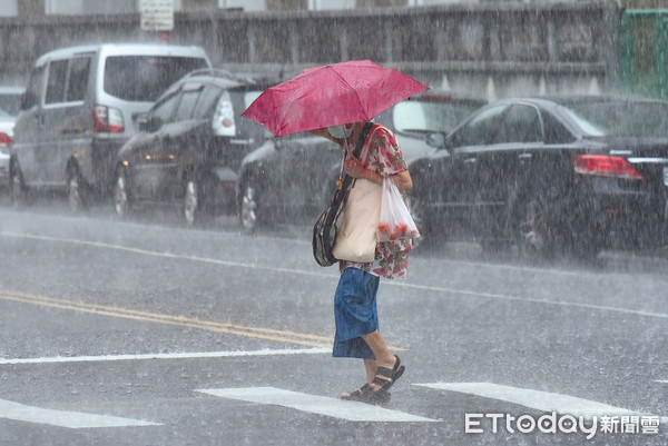 ▲▼大雨,下雨,雨天,天氣,豪大雨特報,雷陣雨,梅雨,降雨,氣象,通勤,豪雨特報,颱風外圍環流,西南氣流,鋒面,行人,撐傘,雨傘,路人,過馬路。（圖／記者李毓康攝）