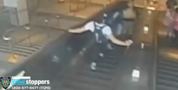 女搭手扶梯被撞「要求說對不起」　遭惡男一腳踹下手扶梯！（圖／翻攝自Twitter／NYPD NEWS）