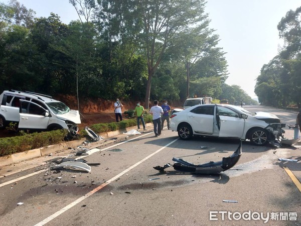 ▲金門發生一起對撞車禍，2部車的駕駛都送醫，其中一名女駕駛還受困車內             。（圖／記者林名揚翻攝）