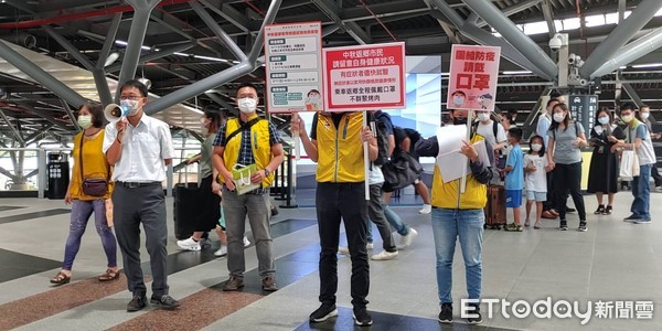 ▲台南市交通局長王銘德等人，前往台南高鐵站視察，發放口罩提醒返鄉民眾落實自主防疫，呼籲民眾如有症狀應儘速就醫，乘車返鄉應全程戴口罩。（圖／記者林悅翻攝，下同）