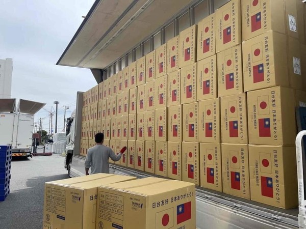 ▲▼台灣捐贈124萬片口罩給日本，作為日本捐贈首批疫苗的答禮。（圖／翻攝自謝長廷臉書）