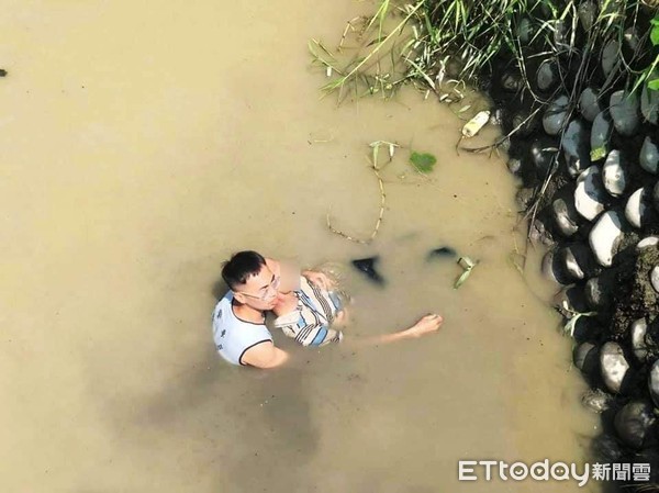 ▲老翁自撞落水，正面朝下載浮載沉，警員黃承鋐見狀立即脫下警服縱身一跳躍入水中救人。（圖／記者蔡佩旻翻攝）