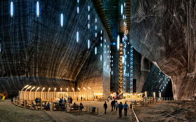 羅馬尼亞鹽礦坑超壯觀！　「112公尺深=地下37樓」彷彿科幻城市