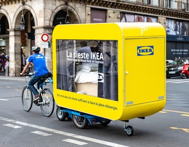社畜需要午睡！法IKEA推「移動魔鏡號」　巴黎街頭巡迴歡迎大家躺