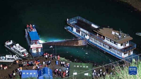 ▲▼貴州牂牁江客船側翻　至少8死7失聯。（圖／翻攝央視）