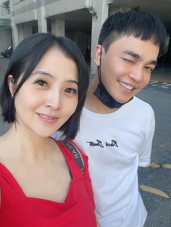 ▲▼李亮瑾手機翻出夫妻合照，發文慶結婚2週年。（圖／翻攝自臉書／李亮瑾）