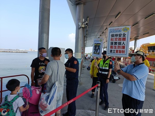 ▲東港警方在東琉線交通船碼頭宣導防疫措施　            。（圖／記者陳崑福翻攝）