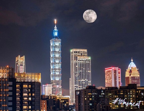 ▲▼台北101分享中秋節「正宗滿月」攀上塔尖的照片。（圖／__rayrayray授權提供）