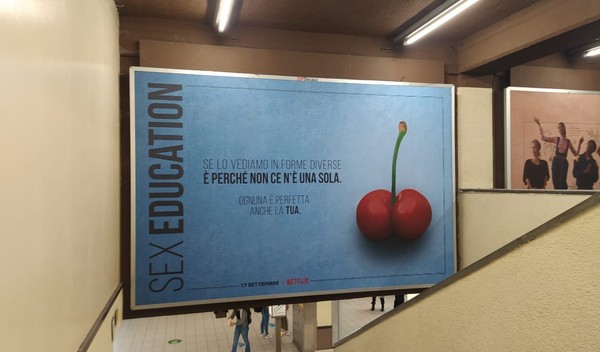 圖／twitter search@Milano, i cartelloni di Sex Education
