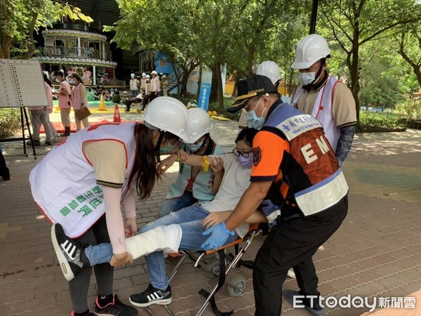 ▲台南市「頑皮世界」，為提供遊客安心旅遊及動物安全，會同消防局第三大隊、學甲分隊舉辦「大量傷病患演習」。（圖／記者林悅翻攝，下同）