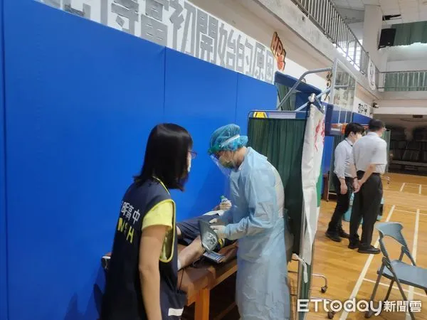 ▲台中10所高中今日開打BNT,中午前130人打完請疫苗假返家。(圖/記者游瓊華攝)