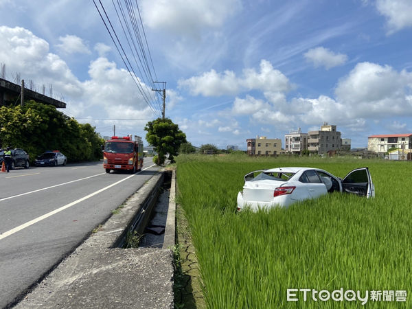 ▲苗栗縣苑裡鎮23日下午發生小貨車與轎車車禍意外，雙雙衝入田中；轎車王姓女駕駛受傷嚴重，插管送醫急救中（圖／記者黃孟珍翻攝）