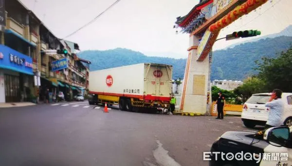 ▲曳引車右轉時,疑因內輪差而撞倒輾斃車身旁的三輪腳踏車騎士。(圖/記者高堂堯翻攝)