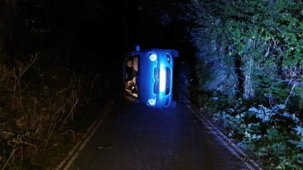 ▲▼情侶車震嗨到滑落山坡。(圖/翻攝自推特/@DerbyshireRPU)