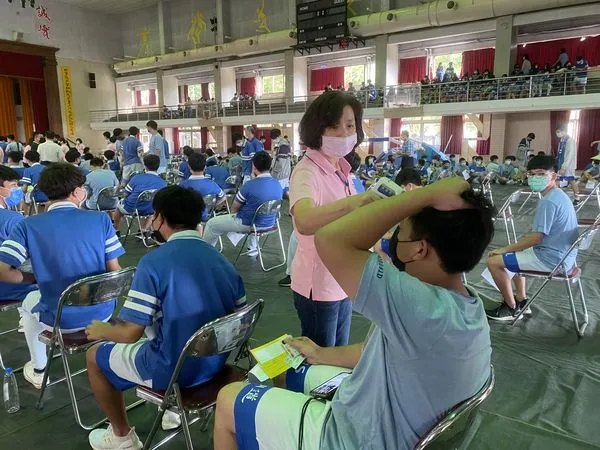 ▲▼台中明道高中上千名學生施打BNT,現場有醫護人員和志工協助,還好只有2人身體不適送醫。(圖/明道中學提供)