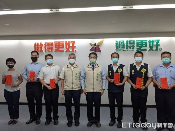 ▲台南市長黃偉哲,公開表揚善化、歸仁、麻豆、第二等分局、刑警大隊偵一隊及偵五隊等績優單位,並頒發獎勵金。(圖/記者林悅翻攝,下同)