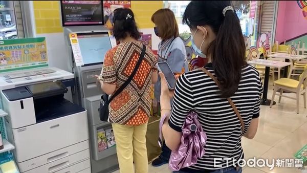 ▲▼ 五倍券紙本今起超商預購，7-11一早就當機。（圖／記者吳立言攝）