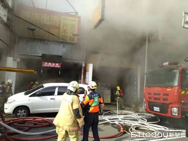 ▲台南市永康區大灣路一處3樓連棟式建物,25日下午傳出火警,濃煙很大消防局馬上出動各式車輛17車36人前往搶救,並升起雲梯車射水滅火。(圖/記者林悅翻攝,下同)