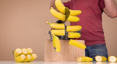 撿到鋸子加工成「超銳彎刀」！香蕉、黃瓜丟下去秒斷　網笑：在玩水果忍者？