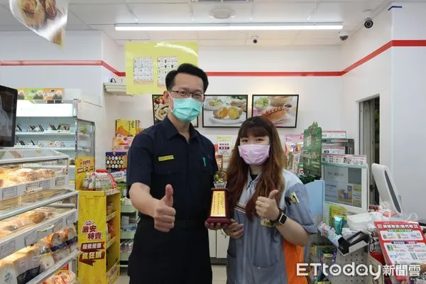 ▲台南市警四分局長甘炎民,代表黃偉哲市長,親自赴超商轉頒獎座表達感謝,期許第一線攔阻店長、店員再接再厲,為守護台南市民財產努力。(圖/記者林悅翻攝,下同)