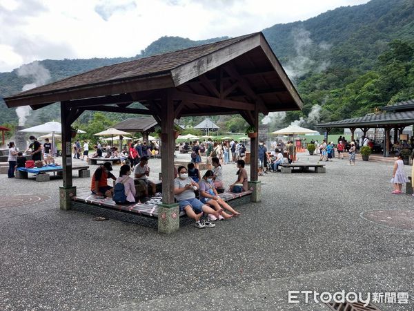 ▲▼清水地熱26日遊客爆量，11時許啟動車輛降載總量管制。（圖／記者游芳男翻攝，下同）