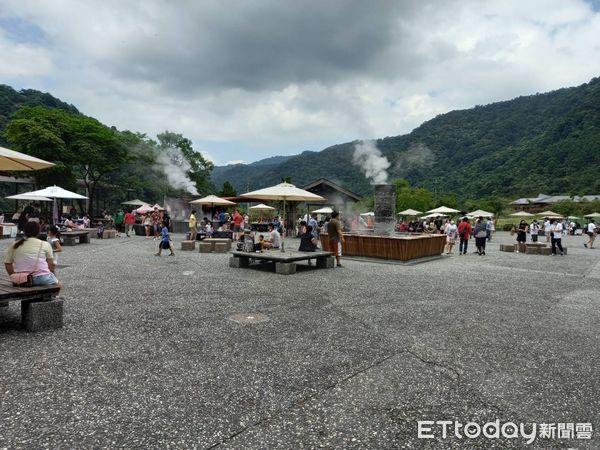 ▲▼清水地熱26日遊客爆量，11時許啟動車輛降載總量管制。（圖／記者游芳男翻攝，下同）