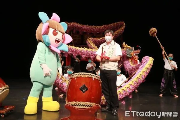 ▲台南市教育局長鄭新輝26日代表市長黃偉哲至台江文化中心與大小朋友一起迎接2021台南兒藝節「藝起SHOW」熱鬧展開。(圖/記者林悅翻攝,下同)