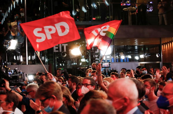 ▲▼ 德國大選／社民黨支持者高舉旗幟。（圖／路透）
